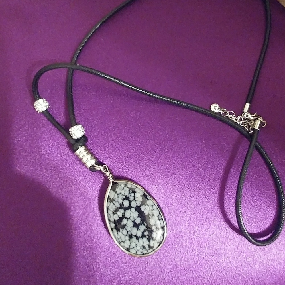 2/8 Beautiful classy necklace Versona bling long